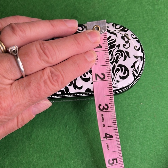 BRIGHTON WOMENS BLACK /WHITE METAL TIN GLASSES/SUNGLASSES CASE - Picture 9 of 10